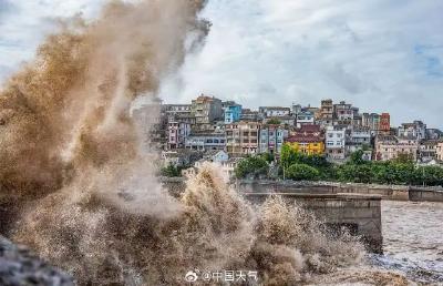台风“巴威”逼近，已在沿岸掀起数米高巨浪，它是否会穿过湖北？最新预报来了