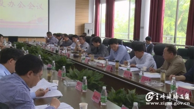 县长杨勇要求，确保香溪长江公路大桥明年“十一”前通车！