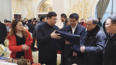 秭归县委书记武汉客串“讲解员”推销农特产品