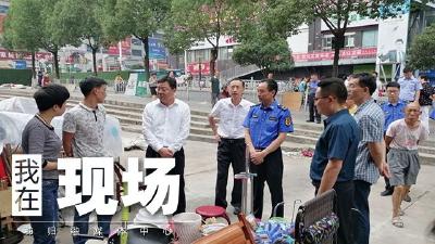 卢辉带队检查茅坪小区拆违工作