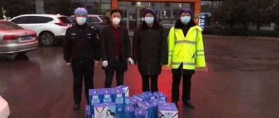 建设火神山医院刚发了7500元工钱，他就全花光了……