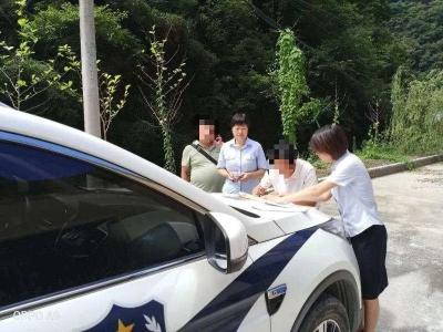烈日下的“车载法庭”