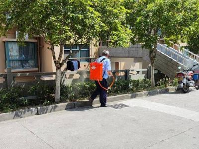 全面消杀公共区域 为居民撑起"防蚊保护伞”