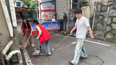 常态化清洁扮靓家园 共建宜居环境