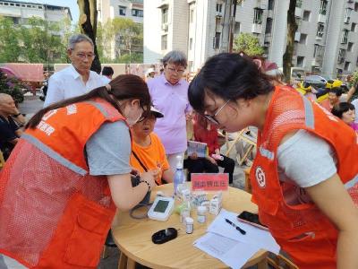 健康服务进小区 便民义诊暖民心