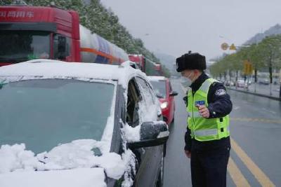 我县普降大雪 多部门除雪保畅护平安