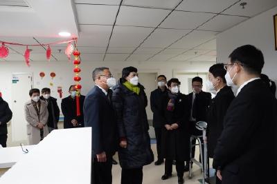 李伦华看望慰问医务人员