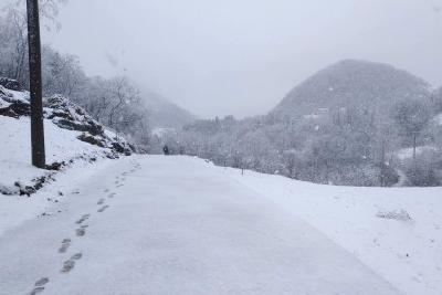 我县高山地区迎降雪 居民出行需注意