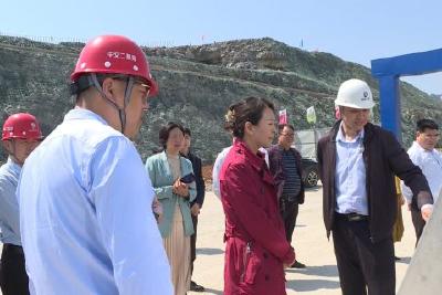 县政协视察呼北、宜来高速公路建设情况
