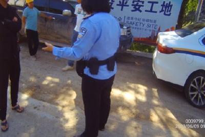 工人情绪失控欲跳井轻生 民辅警飞奔成功劝阻