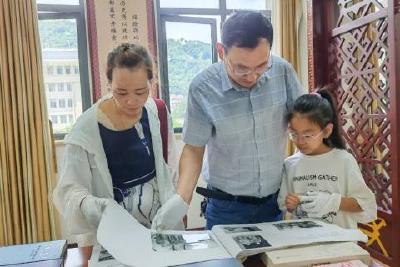 县档案馆开展开放日活动 吸引300余人参观
