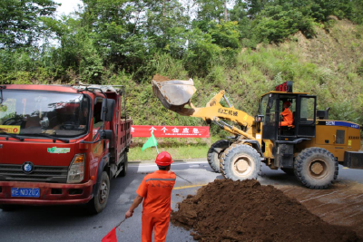 我县开展公路突发事件应急抢险救援综合演练