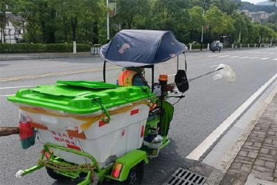 新型保洁车亮相街头 助力城区垃圾清运