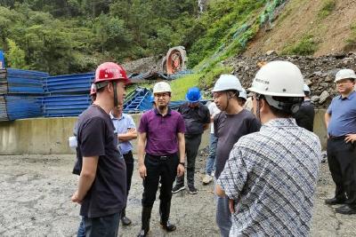 覃业成到五峰镇查看地质灾害隐患点