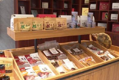 “老腊味”研制出新风味 特色腊肉干受热捧
