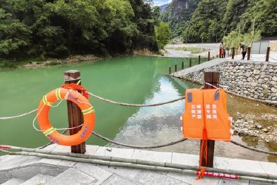 河边配备“四个一” 筑牢防溺水“安全堤”