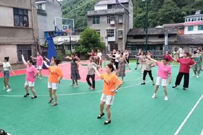 五峰镇长坪社区：共建文化广场 乐享幸福生活