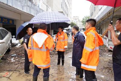 李伦华调度检查强降雨防范应对工作