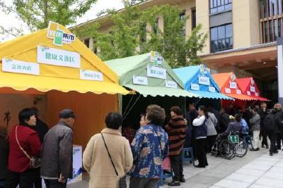 “健康集市”开市 群众现场寻医问药