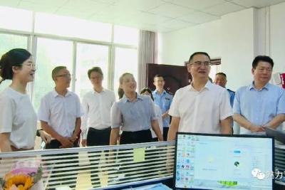 覃业成看望慰问一线教师
