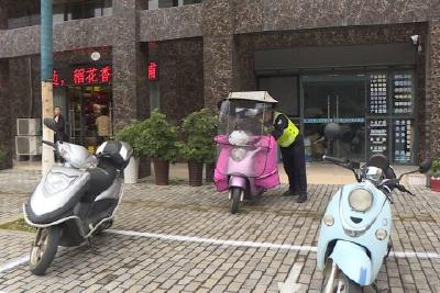 城区施划50余个摩托车电动自行车停车区