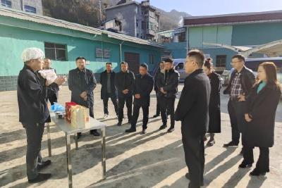 县人大常委会开展集中视察活动