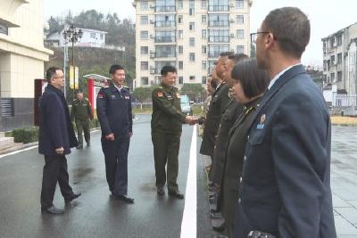 省委常委、省军区司令员周月星来我县调研