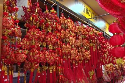 商超年货供应足 福字灯笼正俏销