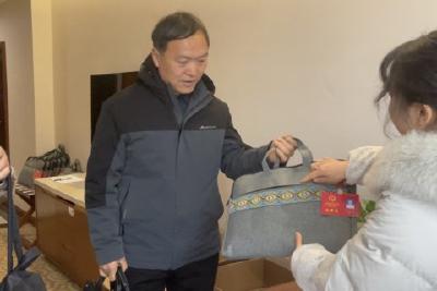 心系民生聚焦发展 县人大代表向大会报到