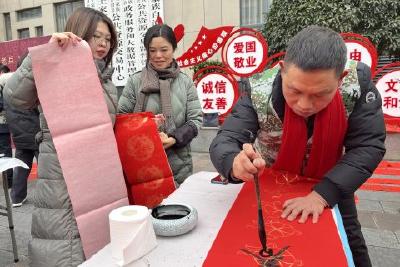 情系老兵迎新春 挥毫泼墨送祝福
