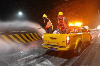 我县全力迎战寒潮 铲冰除雪以动制“冻”