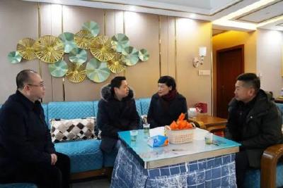 五峰县委慰问优秀人才代表