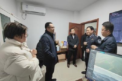 覃业成走访慰问春节期间值班值守人员