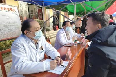 送医送药送健康 义诊服务暖乡亲