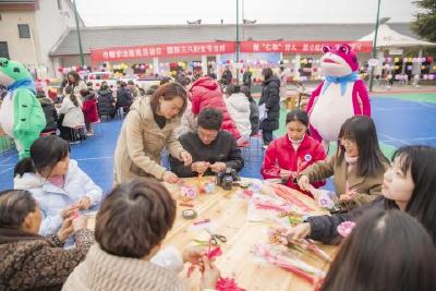 仁和坪镇富裕冲村：巧妇“指尖技艺”编织花样生活