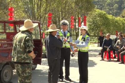 “美丽乡村行”交通安全巡回宣讲活动走进五峰