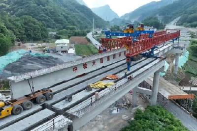 宜来高速柴埠溪2号桥跨国道T梁架设顺利完成