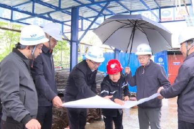 覃业成带队到长乐坪镇检查滑坡治理工作