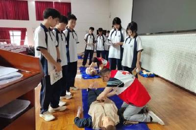 应急救护进校园 安全守护在身边
