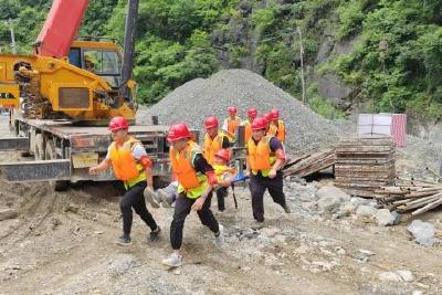防汛演练进施工现场 护公路在建工程安全