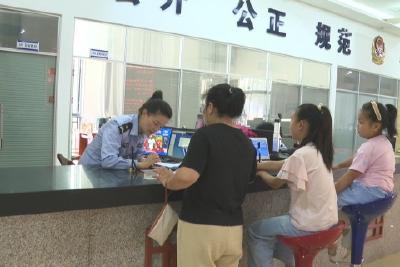 暑期办证“升温” 为民服务“不减”