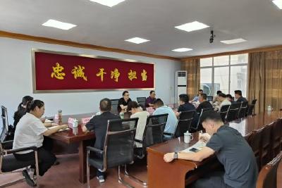 覃业成到五峰镇调研督导重点工作
