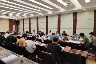 覃业成主持召开县政府常务会议
