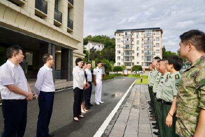 县领导走访慰问部队官兵、消防指战员
