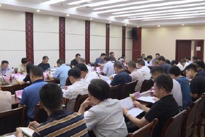覃业成主持召开县政府常务会议
