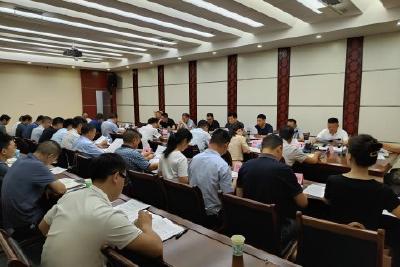 覃业成主持召开县政府常务会议