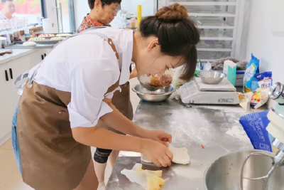 渔洋关镇：返乡创业青年在村里建窑烤面包