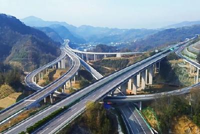 大道通衢绘新篇   攻坚实干铺就五峰发展快车道