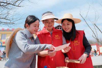 公益拍照暖乡村 定格幸福传关爱