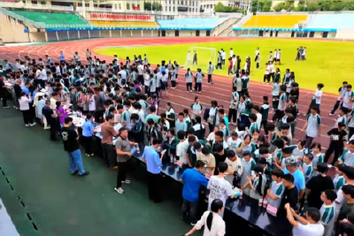 【安全在线】  人人讲安全 个个会应急  我县开展安全生产咨询日安全校园行活动